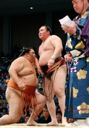 　大相撲九州場所１４日目で御嶽海（左）を下し、４３度目の優勝を決めた白鵬＝２３日、福岡国際センター