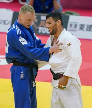 　男子８１キロ級敗者復活戦でオランダ選手（左）に敗れ、健闘をたたえ合うサイード・モラエイ選手＝２３日、丸善インテックアリーナ大阪