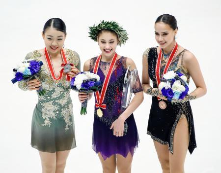 　ＮＨＫ杯で２位に入りメダルを手に笑顔の紀平梨花。中央は優勝したアリョーナ・コストルナヤ、右は３位のアリーナ・ザギトワ＝真駒内セキスイハイムアイスアリーナ