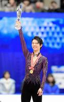 ＮＨＫ杯を手にする羽生結弦（撮影・堀内翔）