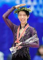 ＮＨＫ杯を制して笑顔を見せる羽生結弦＝真駒内セキスイハイムアイスアリーナ（撮影・堀内翔）