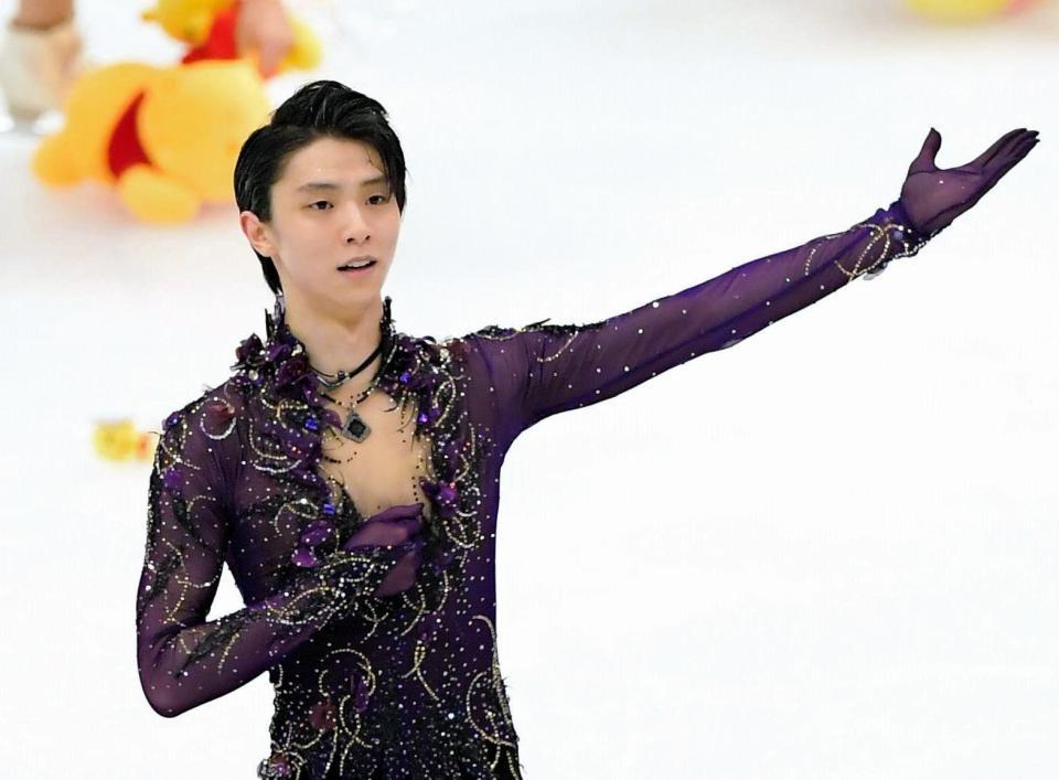 フリーを終えて歓声に応える羽生結弦＝真駒内セキスイハイムアイスアリーナ（撮影・堀内翔）