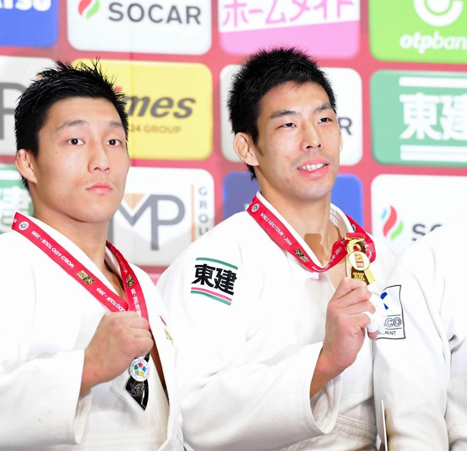 表彰式でメダルを掲げる２位の藤原崇太郎（左）と、優勝した永瀬貴規＝丸善インテックスアリーナ大阪（撮影・高部洋祐）