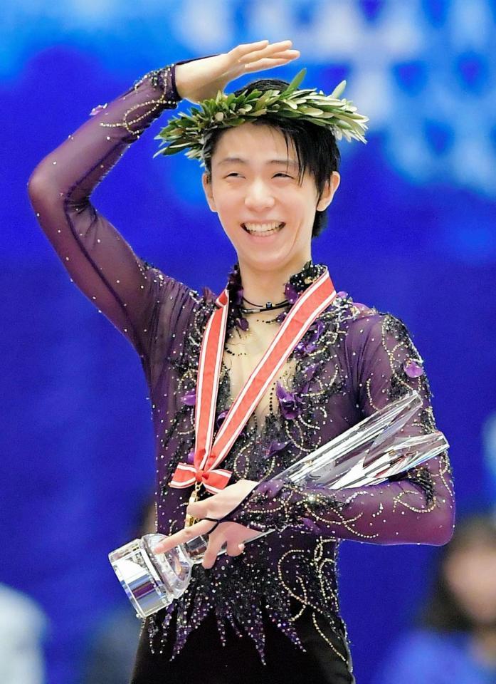 ＮＨＫ杯を制して笑顔を見せる羽生結弦＝真駒内セキスイハイムアイスアリーナ（撮影・堀内翔）