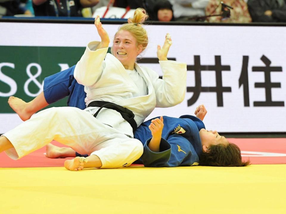 準々決勝で敗れる新井千鶴（右）＝丸善インテックスアリーナ大阪（撮影・高部洋祐）