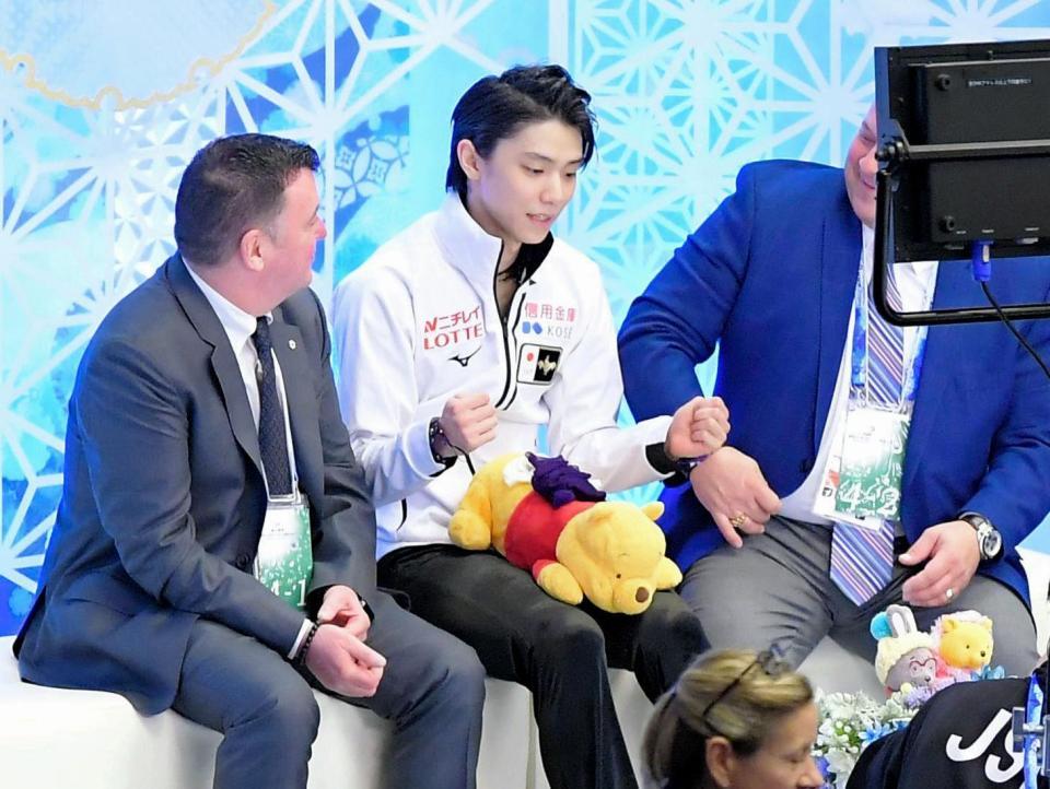 　フリーを終えてガッツポーズをする羽生結弦（中央）＝撮影・堀内翔