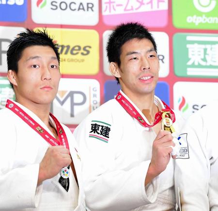 　表彰式でメダルを掲げる永瀬貴規（右）と、２位の藤原崇太郎