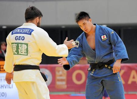 敗退し、対戦相手と握手を交わすベイカー茉秋（右）＝丸善インテックスアリーナ大阪（撮影・高部洋祐）