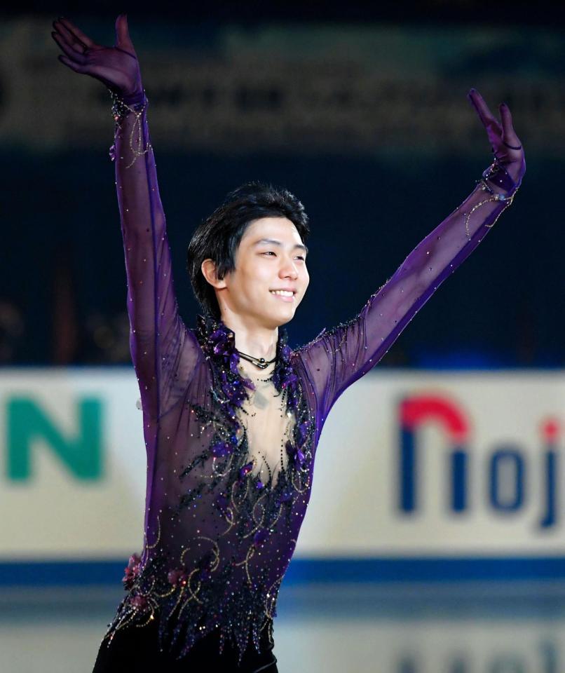エキシビションの出演者紹介で声援に応える羽生結弦＝真駒内セキスイハイムアイスアリーナ（撮影・堀内翔）