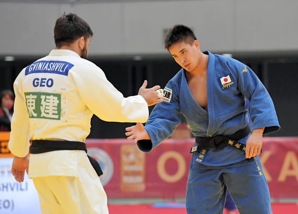 敗退し、対戦相手と握手を交わすベイカー茉秋（右）＝丸善インテックスアリーナ大阪（撮影・高部洋祐）