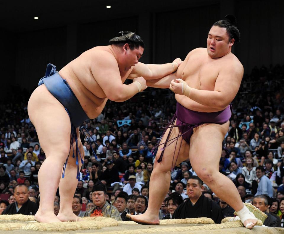 　朝乃山（右）を寄り切りで破り、敢闘賞を受賞した正代（撮影・中田匡峻）