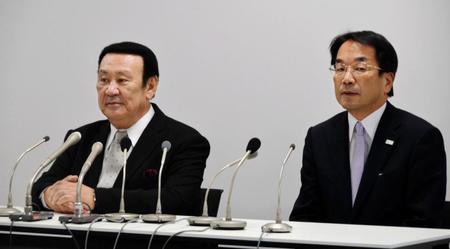 再任なしが決まった金原会長（左）と検証委の境田委員長（右）＝都内