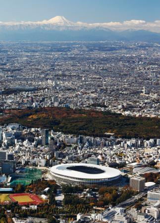 　２０２０年東京五輪・パラリンピックのメインスタジアムとなる新国立競技場。新たな聖地として３０日、いよいよ完成を迎える。奥は雪化粧した富士山＝２９日（共同通信社ヘリから）