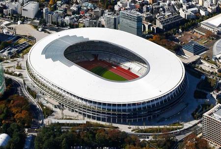 　２０２０年東京五輪・パラリンピックのメインスタジアムとなる新国立競技場。新たな聖地として３０日、いよいよ完成を迎える（共同通信社ヘリから）