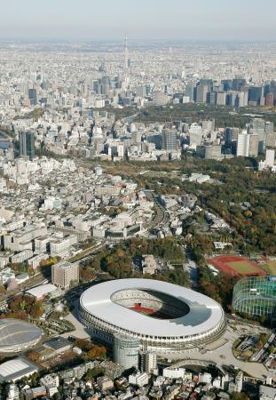 　２０２０年東京五輪・パラリンピックのメインスタジアムとして完成した新国立競技場。日本のスポーツの「聖地」として３代目となる。奥中央に見えるのは東京スカイツリー＝３０日午後（共同通信社ヘリから）