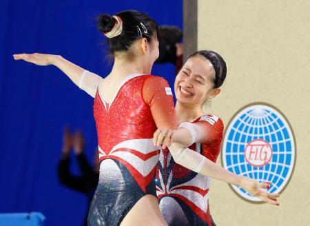 　女子シンクロナイズドで優勝を決め、喜ぶ高木（左）、岸彩組＝有明体操競技場