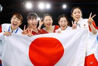 女子シンクロナイズドで優勝し、チームメートと喜ぶ高木（左から２人目）、岸彩（中央）組＝有明体操競技場