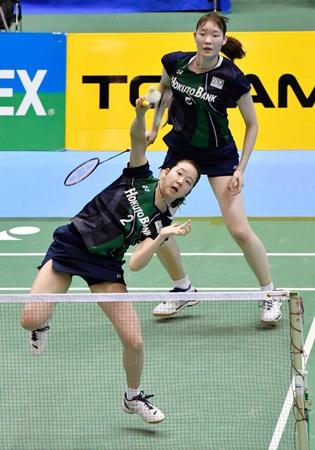 　女子ダブルス準決勝で高橋礼、松友組に勝利した永原（手前）、松本組