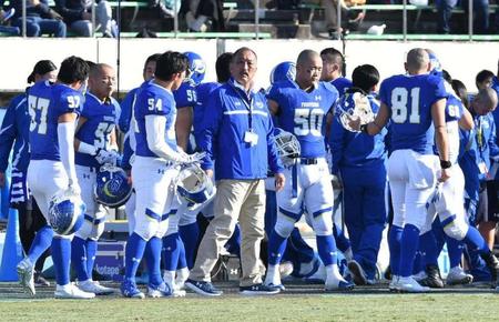 厳しい表情で試合開始を待つ関西学院大学・鳥内秀晃監督（中央）＝万博記念競技場（撮影・佐藤厚）