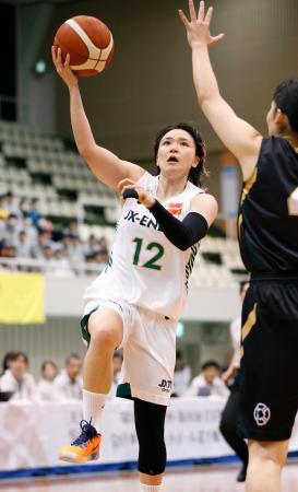 　ＪＸ-ＥＮＥＯＳ-滋賀銀行　第１クオーター、シュートを放つＪＸ-ＥＮＥＯＳ・吉田＝愛媛県総合運動公園体育館