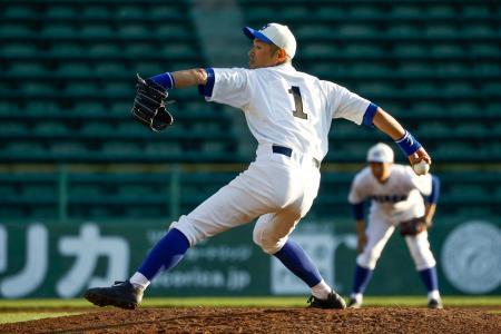 　草野球で背番号１をつけ力投するイチローさん＝１日、神戸市のほっともっとフィールド神戸
