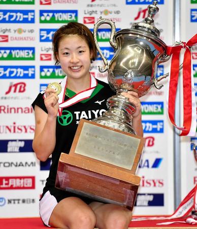 女子シングルスを制した奥原＝駒沢体育館（撮影・出月俊成）