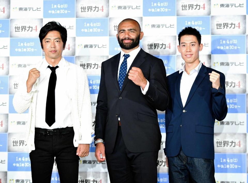 　収録後にそろってガッツポーズをする（左から）大沢たかお、リーチ・マイケル、錦織圭＝東京都港区のベクトルスタジオ（撮影・出月俊成）