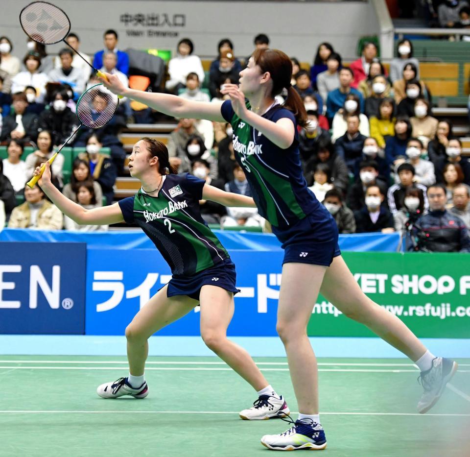 全日本総合で初優勝した永原（左）・松本ペア＝駒沢体育館（撮影・出月俊成）