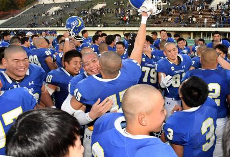 　西日本代表の座を勝ち取り、歓喜する関学大の選手（撮影・佐藤厚）