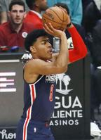 クリッパーズ戦の第１クオーター、シュートを決めるウィザーズの八村＝ロサンゼルス（共同）