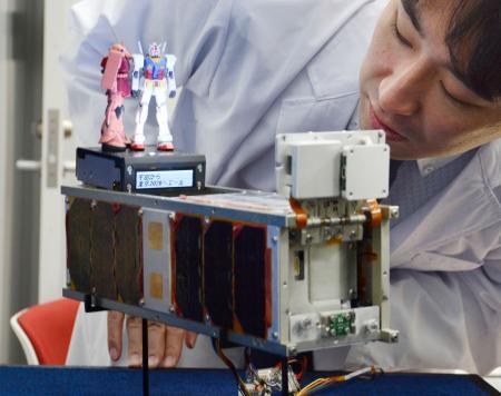 　東京五輪・パラリンピック組織委員会が公開した、「機動戦士ガンダム」の模型を搭載した超小型衛星「ジーサテライト」のレプリカ＝３日午後、東京都港区