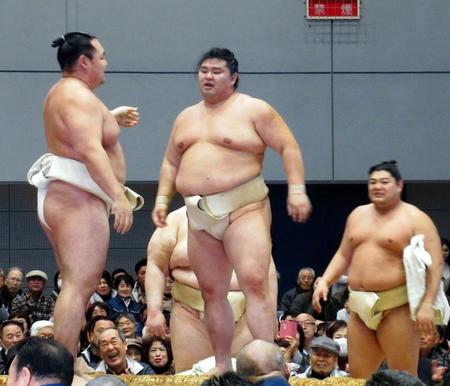 鶴竜の胸を借りぶつかり稽古した正代（右）