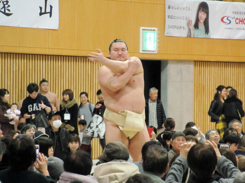 朝稽古に参加し土俵脇でストレッチをする白鵬