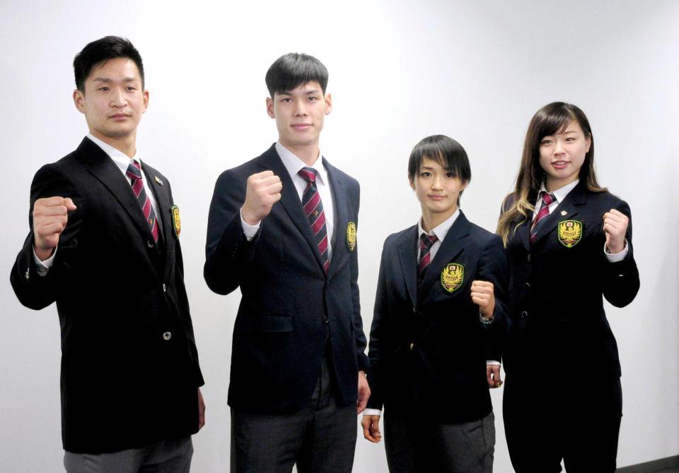 　空手のプレミアリーグから帰国した空手日本代表の（左から）荒賀龍太郎、西村拳、清水希容、植草歩