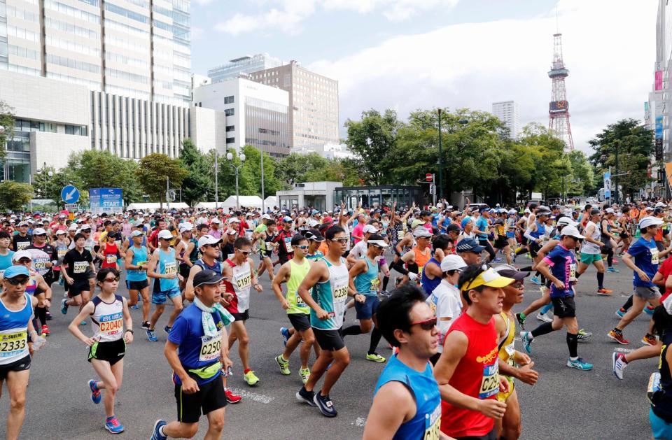 ２０１８年８月の北海道マラソンで、大通公園前をスタートするランナー