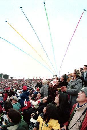 　１９９８年長野冬季五輪の開会式で、上空を飛行するブルーインパルスを見上げる観客