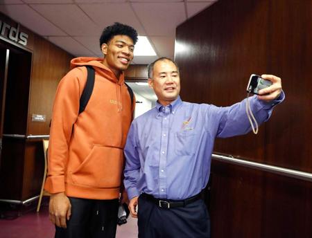 　試合後、宇宙飛行士の野口聡一さん（右）と写真に納まるウィザーズの八村（共同）