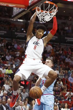 　ヒート戦の第２クオーター、ダンクシュートを決めるウィザーズの八村＝マイアミ（共同）