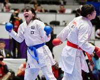 　組手女子決勝で植草歩（右）を破り、喜ぶ斉藤綾夏＝高崎アリーナ