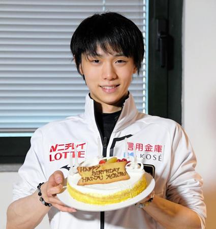 ２５歳となり誕生日ケーキを手にする羽生結弦（撮影・堀内翔）