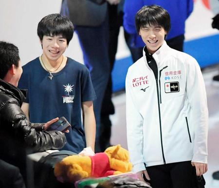 　談笑する佐藤駿と羽生