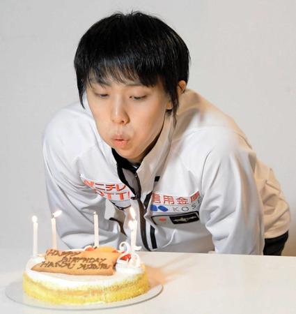 　２５歳となり誕生日ケーキのろうそくを吹き消す羽生結弦（撮影・堀内翔）