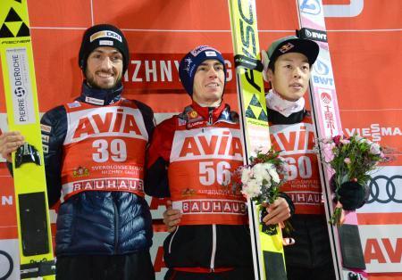 　Ｗ杯ジャンプ男子個人第４戦で３位の小林陵侑（右）。中央は優勝したシュテファン・クラフト＝ニジニタギル（共同）