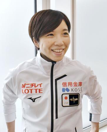 　スピードスケートＷ杯第３戦から帰国し、取材に応じる小平奈緒＝９日、羽田空港