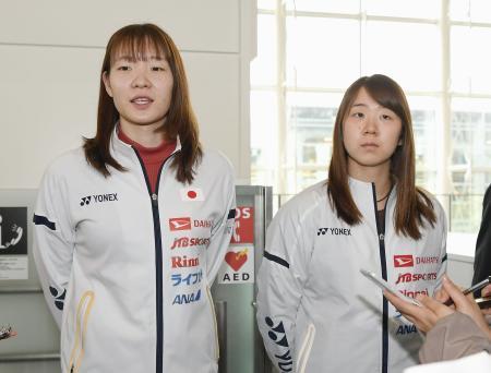 　中国・広州への出発を前に取材に応じる永原（右）、松本組＝９日、羽田空港