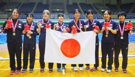 　アジアパシフィック選手権で優勝し、金メダルを掲げる日本女子選手ら＝千葉ポートアリーナ
