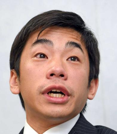 涙を浮かべながら会見した織田信成氏＝11月18日