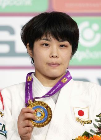 　女子５２キロ級で優勝し、金メダルを手にする志々目愛＝青島（共同）