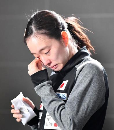 女子シングルスの東京五輪代表入りが確実となり、感極まった表情の石川佳純＝鄭州（共同）