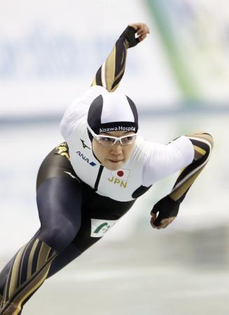 　女子５００メートル　３７秒４９で優勝した小平奈緒＝エムウエーブ
